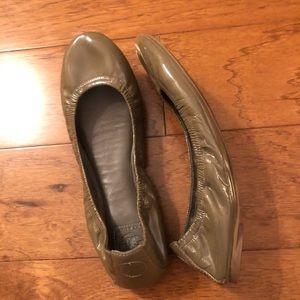 Tory Burch patent military green khaki leather flats ballet shoes sz 9